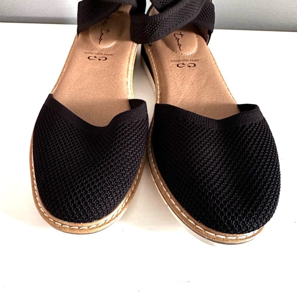 Me Too Rory Closed Toe Ankle Strap Flats Size 7M Black, Tan, Cream like new - Picture 3 of 9